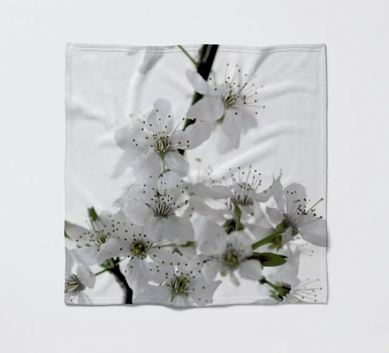 Cherry Flowers coperta in pile da Studio Nahili