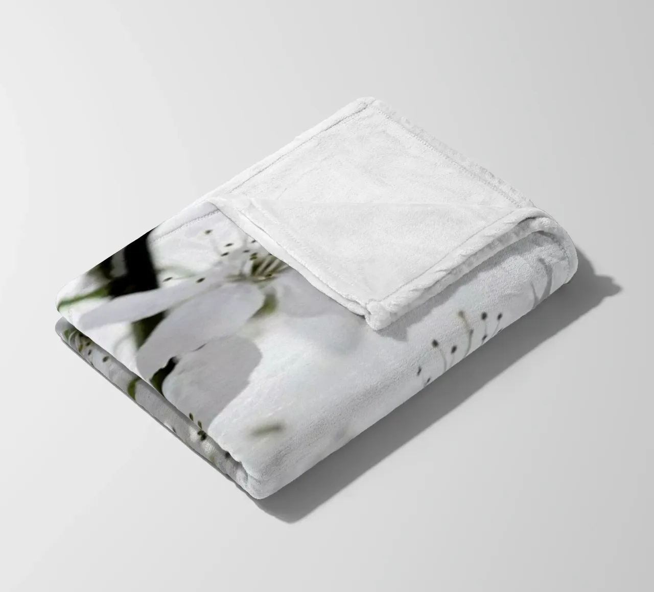 Cherry Flowers coperta in pile da Studio Nahili