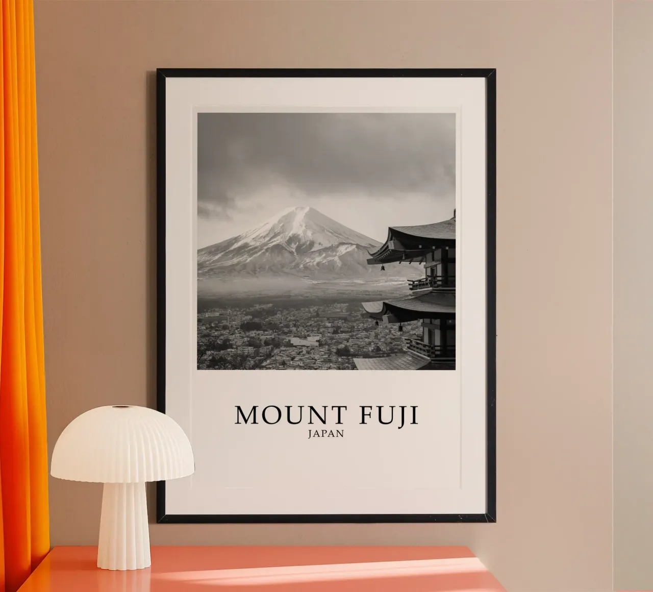 Mount Fuji Temple Japan Scene Greyscale poster con telaio in plastica da Charnwood Prints