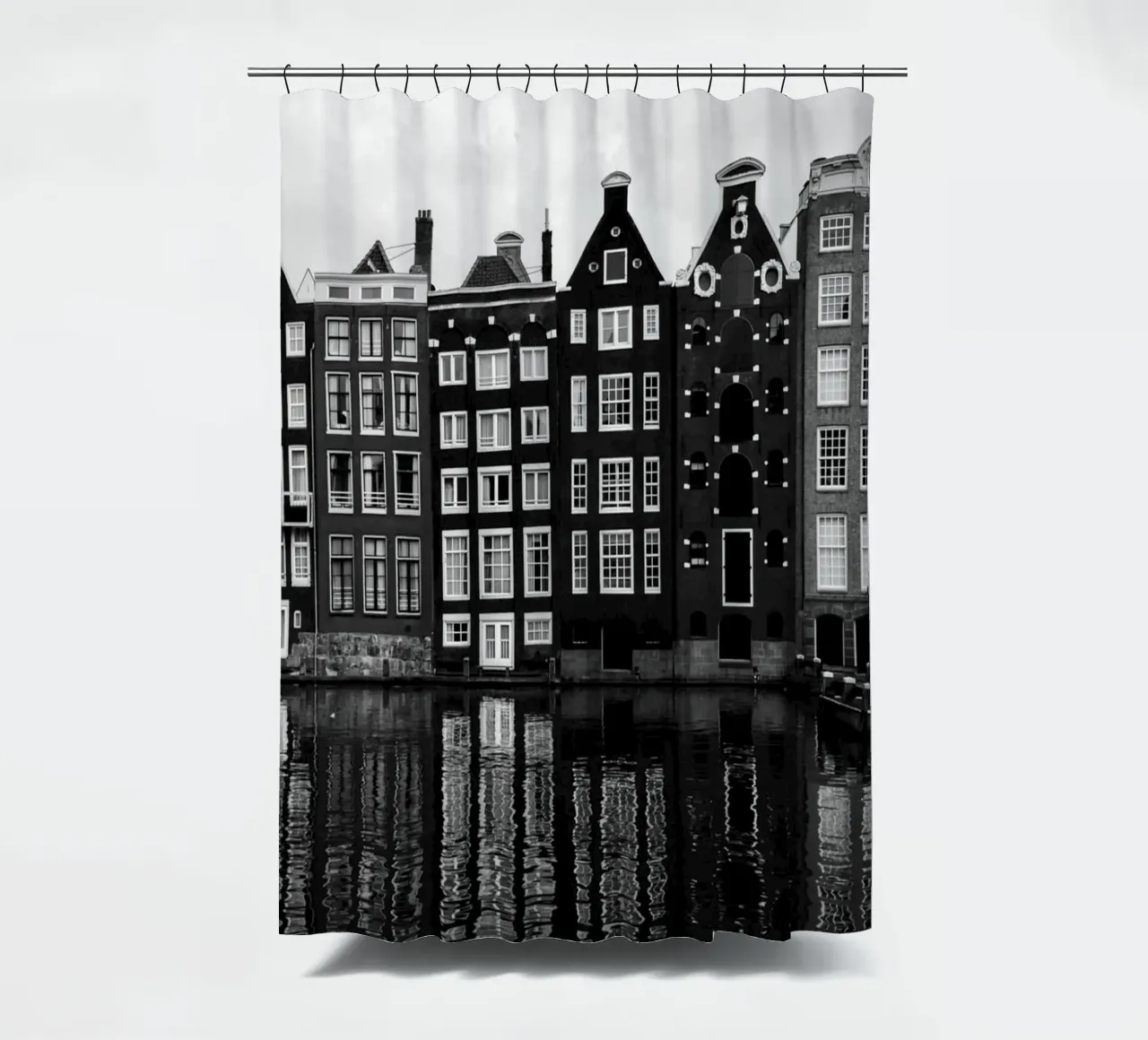 Amsterdam Netherlands Canal Scene Greyscale tenda da doccia da Charnwood Prints