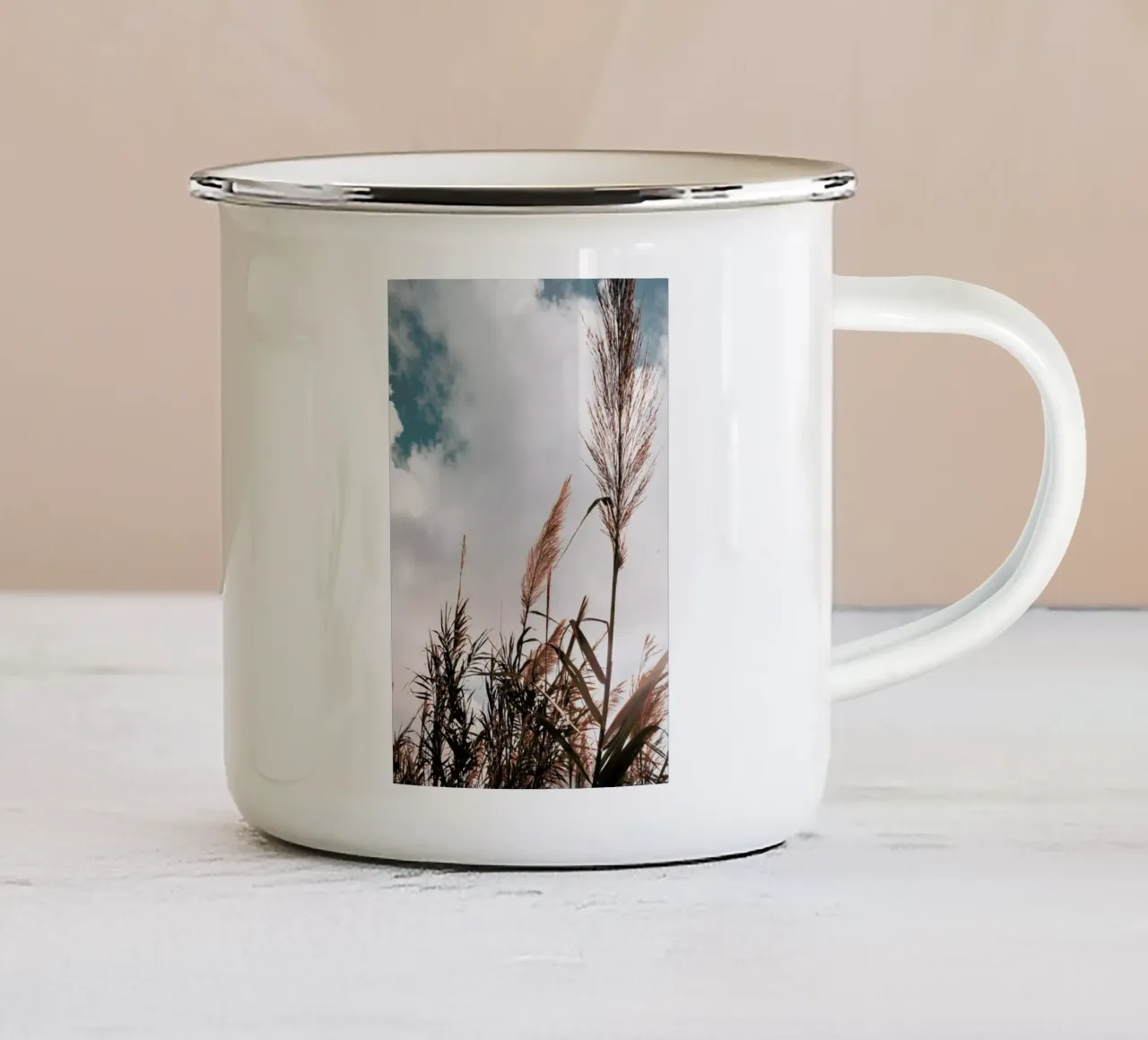 Grass I tazza in smalto da Sebastian Hilgetag