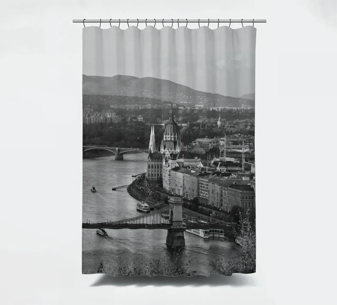 Budapest Parliament and Danube River Scene Greyscale tenda da doccia da Charnwood Prints
