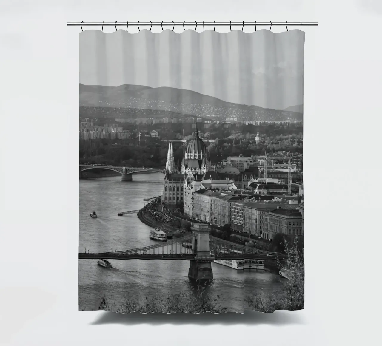 Budapest Parliament and Danube River Scene Greyscale tenda da doccia da Charnwood Prints