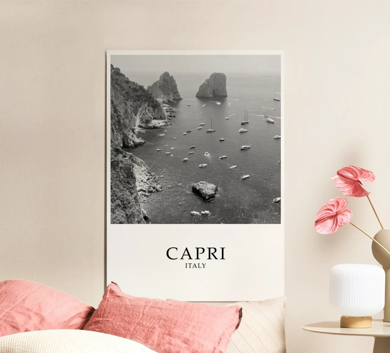Capri Italy Coastline Scene Greyscale poster con telaio in plastica da Charnwood Prints