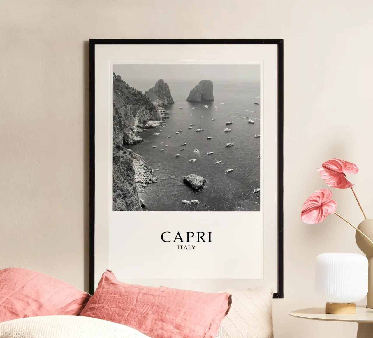 Capri Italy Coastline Scene Greyscale poster con telaio in plastica da Charnwood Prints