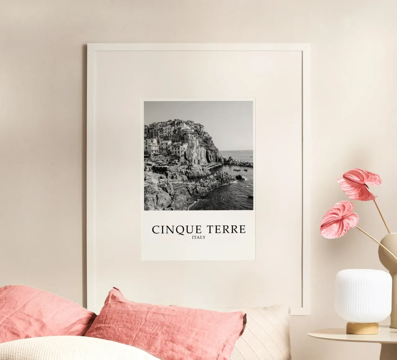 Cinque Terre Italy Coastline Scene Greyscale poster con telaio in plastica da Charnwood Prints