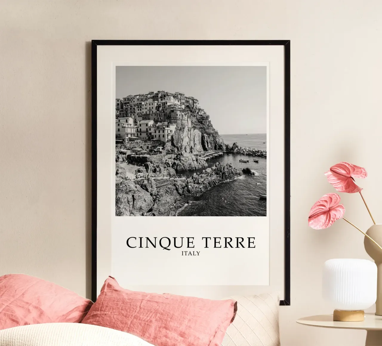 Cinque Terre Italy Coastline Scene Greyscale poster con telaio in plastica da Charnwood Prints