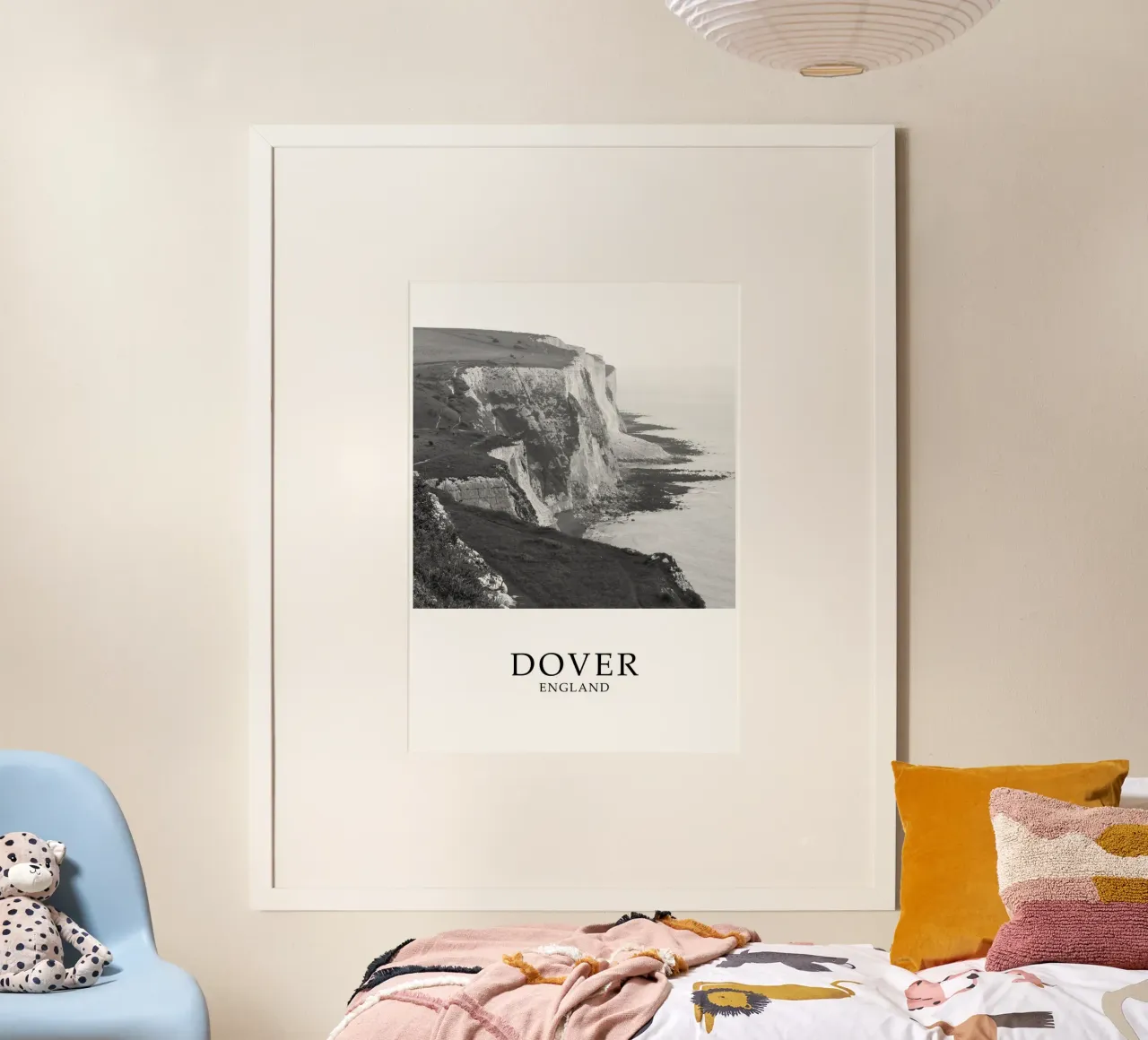 White Cliffs of Dover England Scene Greyscale poster con marco de plástico de Charnwood Prints