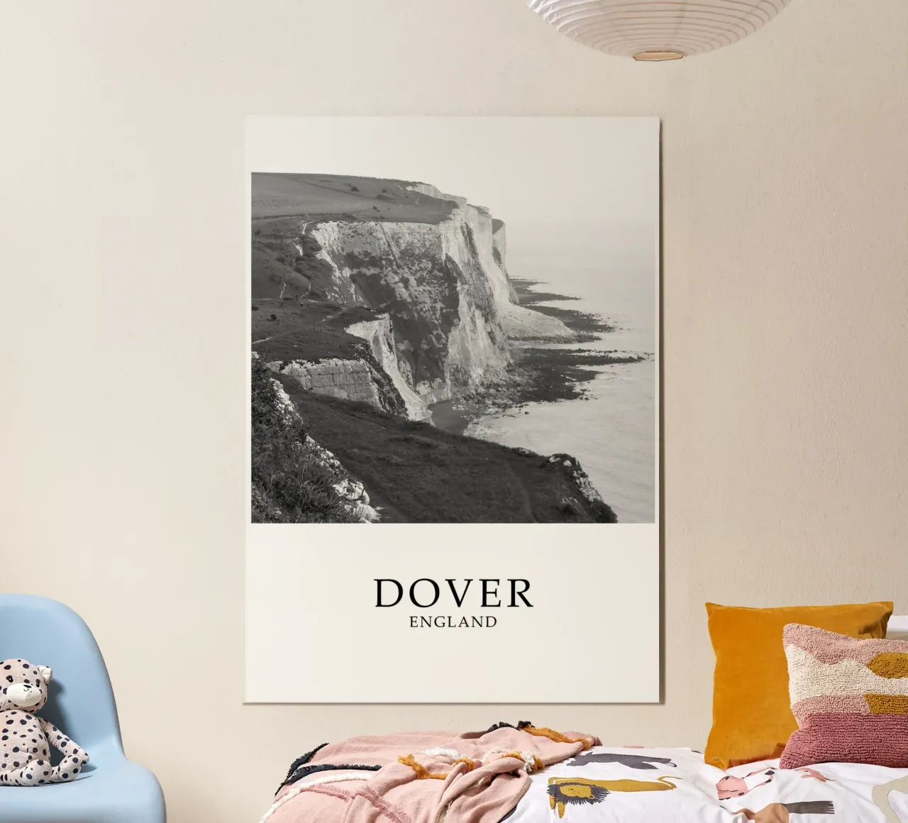 White Cliffs of Dover England Scene Greyscale poster con marco de plástico de Charnwood Prints