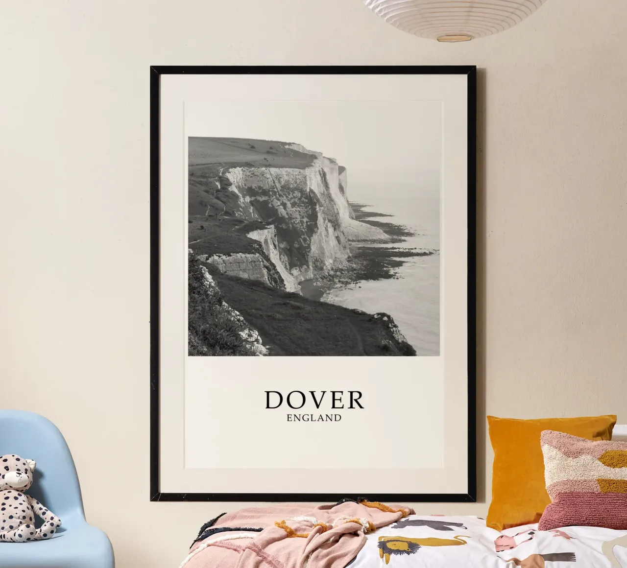 White Cliffs of Dover England Scene Greyscale poster con marco de plástico de Charnwood Prints