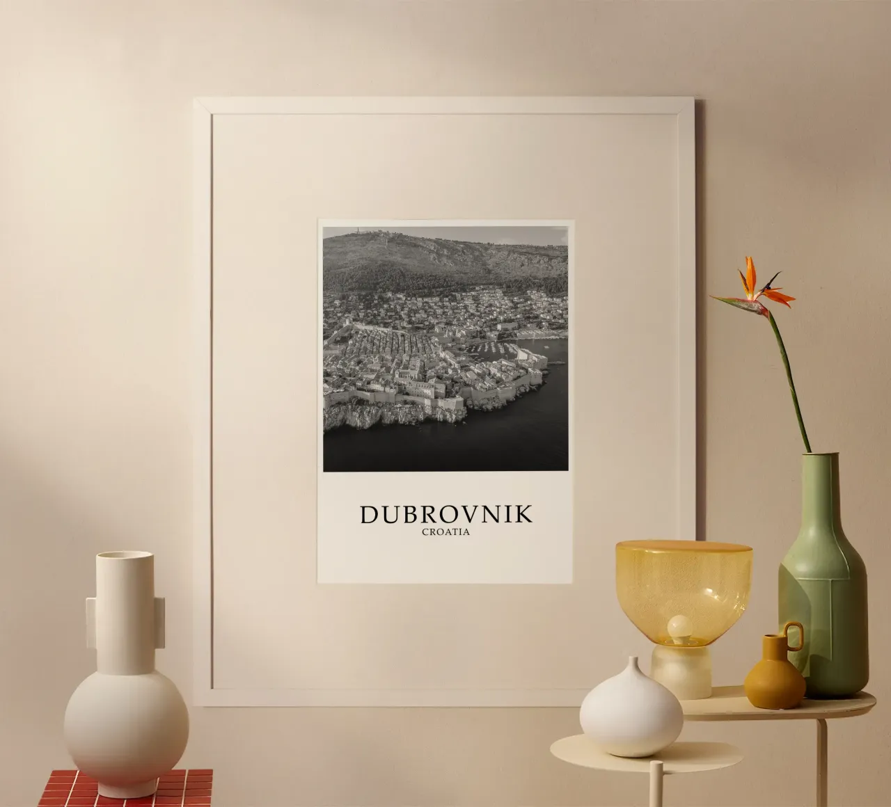 Dubrovnik Croatia Skyline Scene Greyscale poster con telaio in alluminio da Charnwood Prints