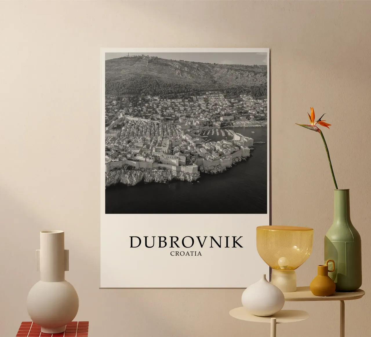 Dubrovnik Croatia Skyline Scene Greyscale poster con telaio in alluminio da Charnwood Prints