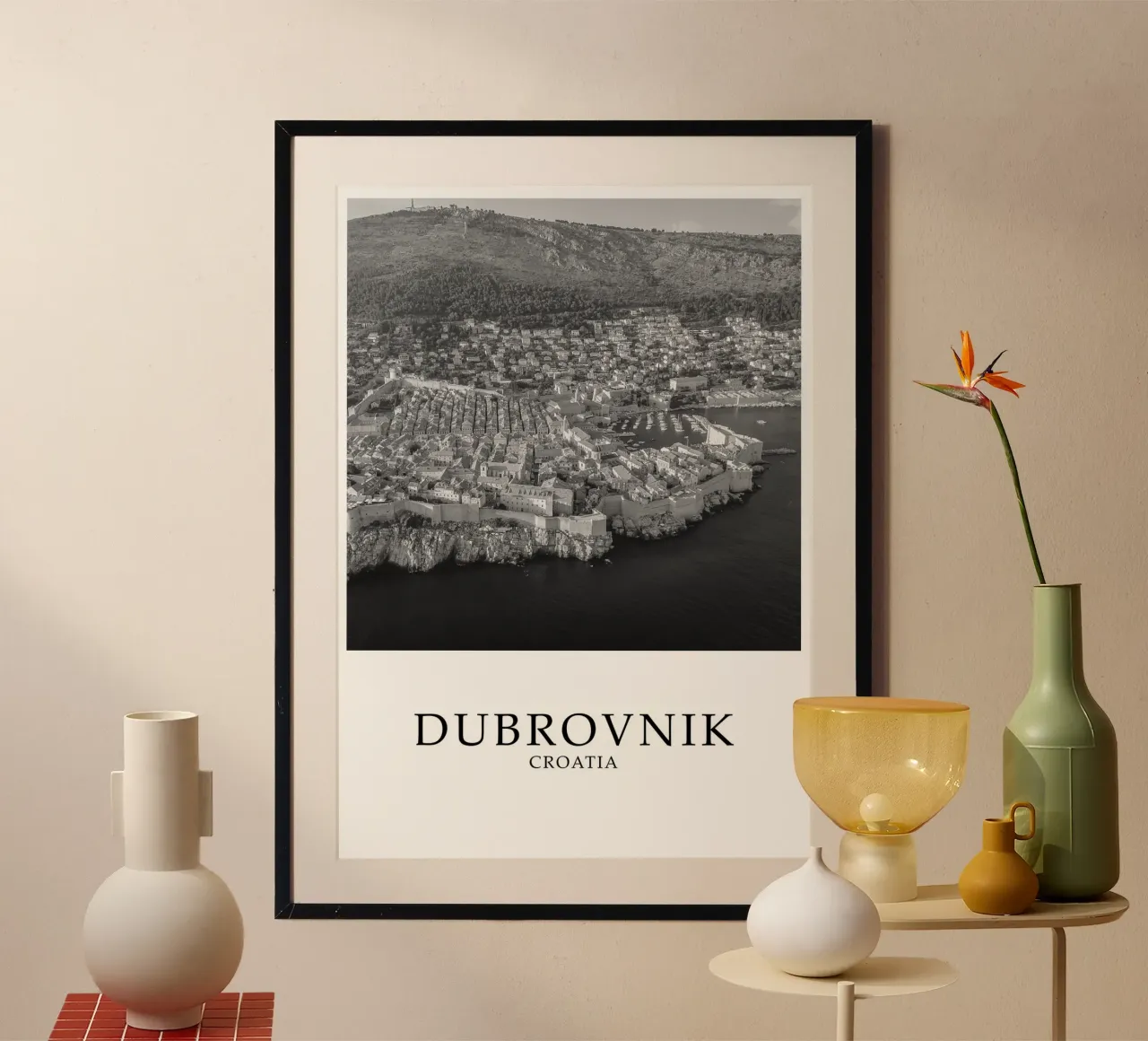 Dubrovnik Croatia Skyline Scene Greyscale poster con telaio in alluminio da Charnwood Prints