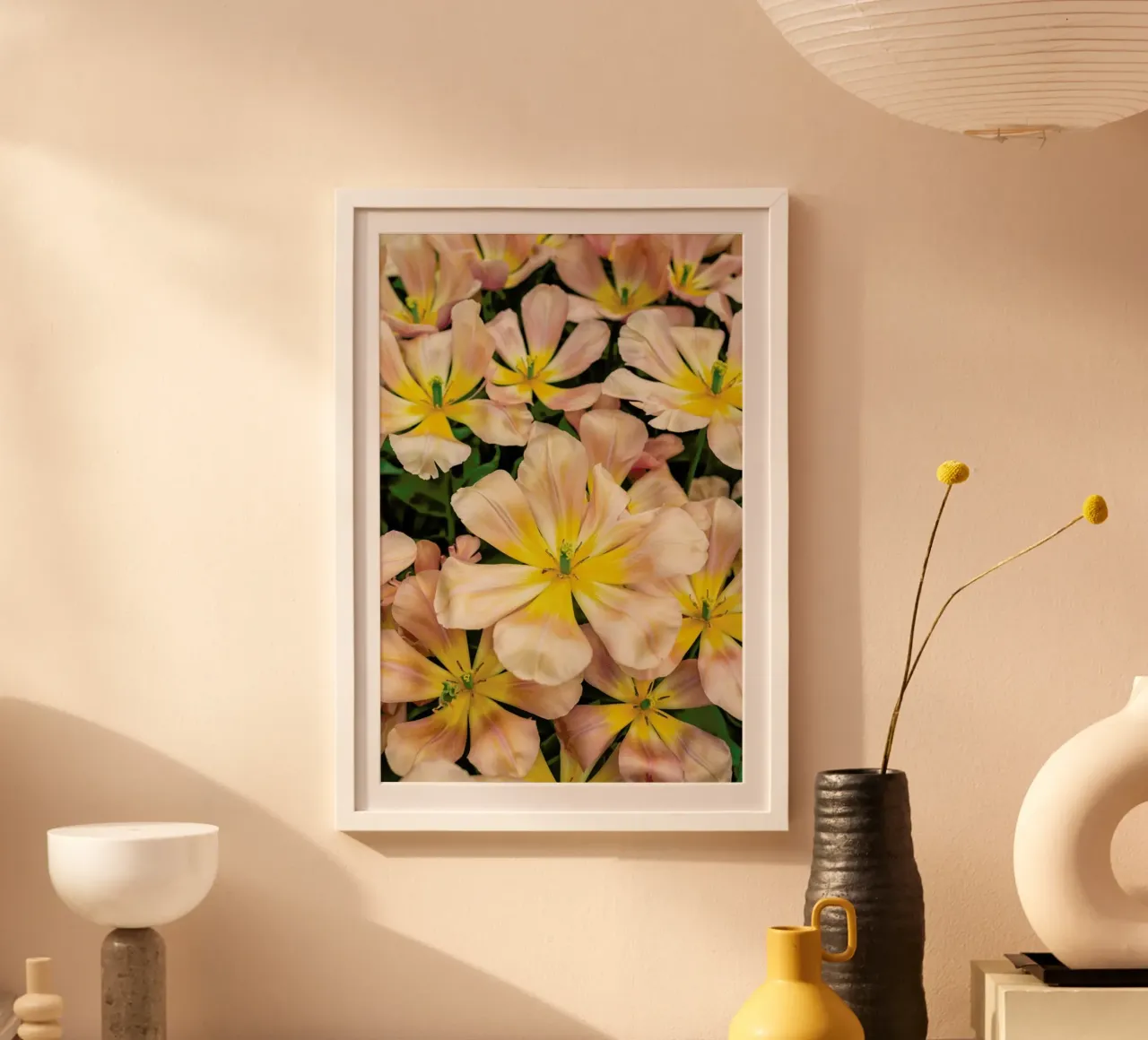 Golden Tulips poster con telaio in alluminio da Curious Collections by Marielle Leenders