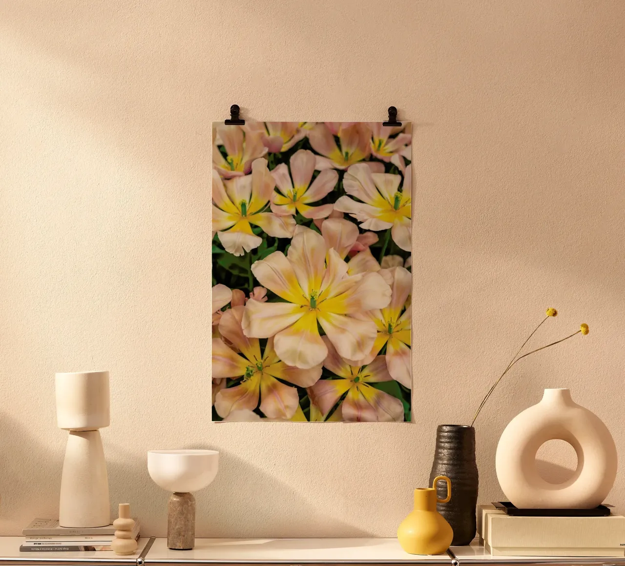 Golden Tulips poster con telaio in alluminio da Curious Collections by Marielle Leenders