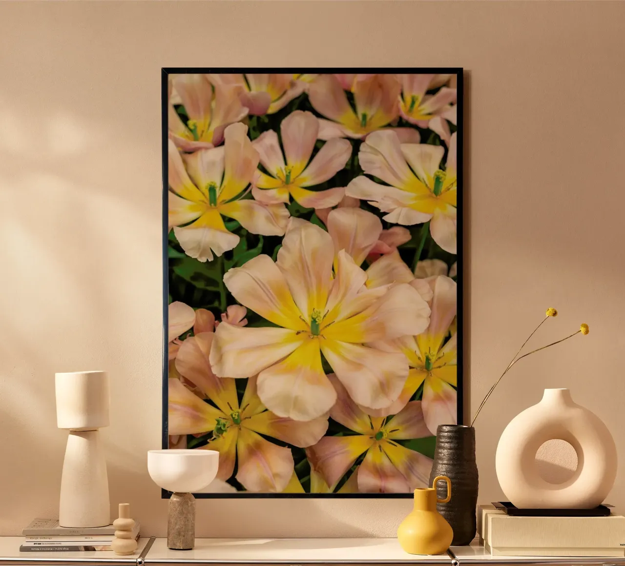 Golden Tulips poster con telaio in alluminio da Curious Collections by Marielle Leenders