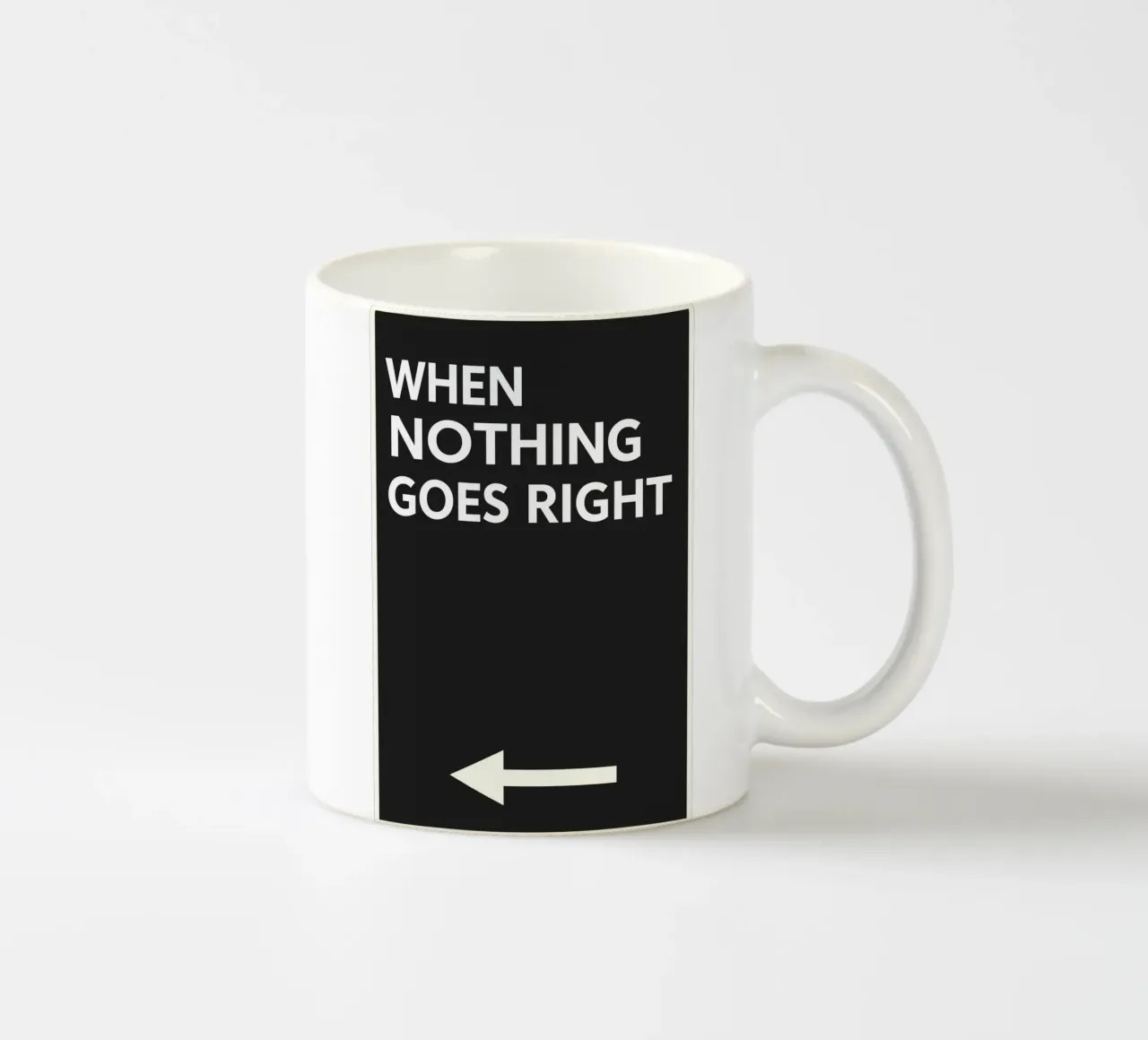 Quando niente va bene, andate a sinistra tazza in ceramica da QuooodZ by MooodzArt