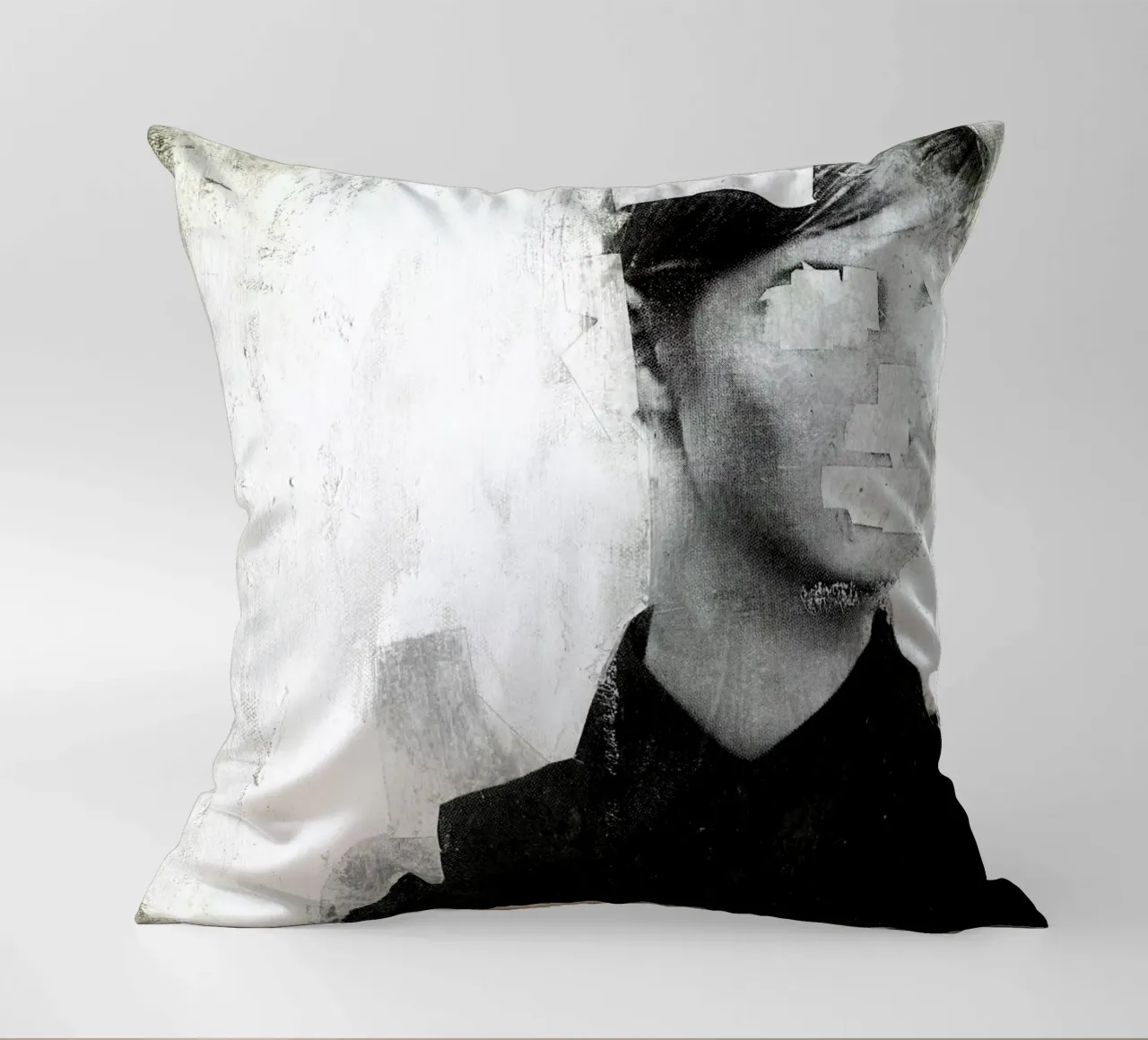 Faceless 01 cuscino da Famous When Dead