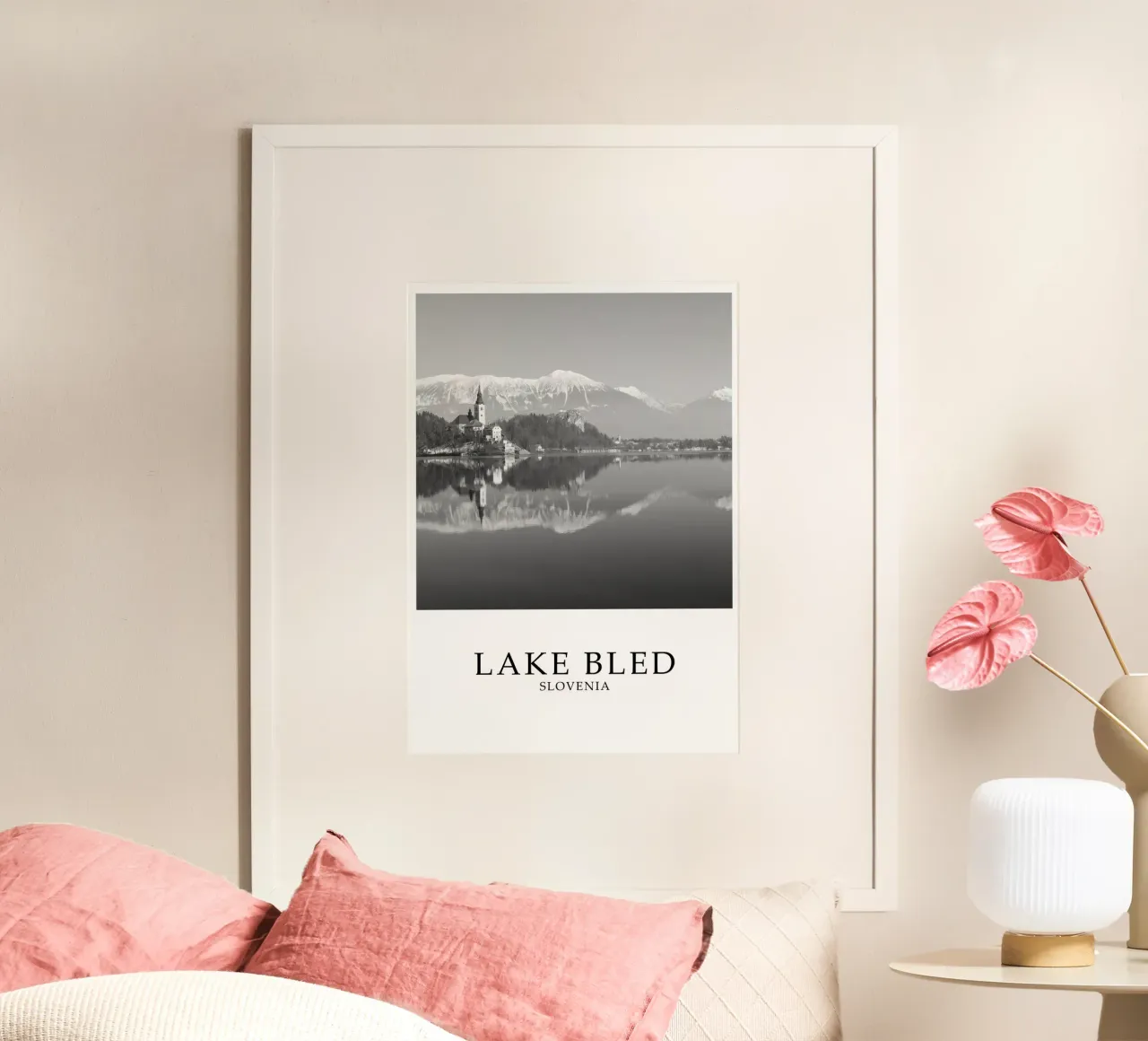 Lake Bled Slovenia Landscape Scene Greyscale poster con telaio in plastica da Charnwood Prints