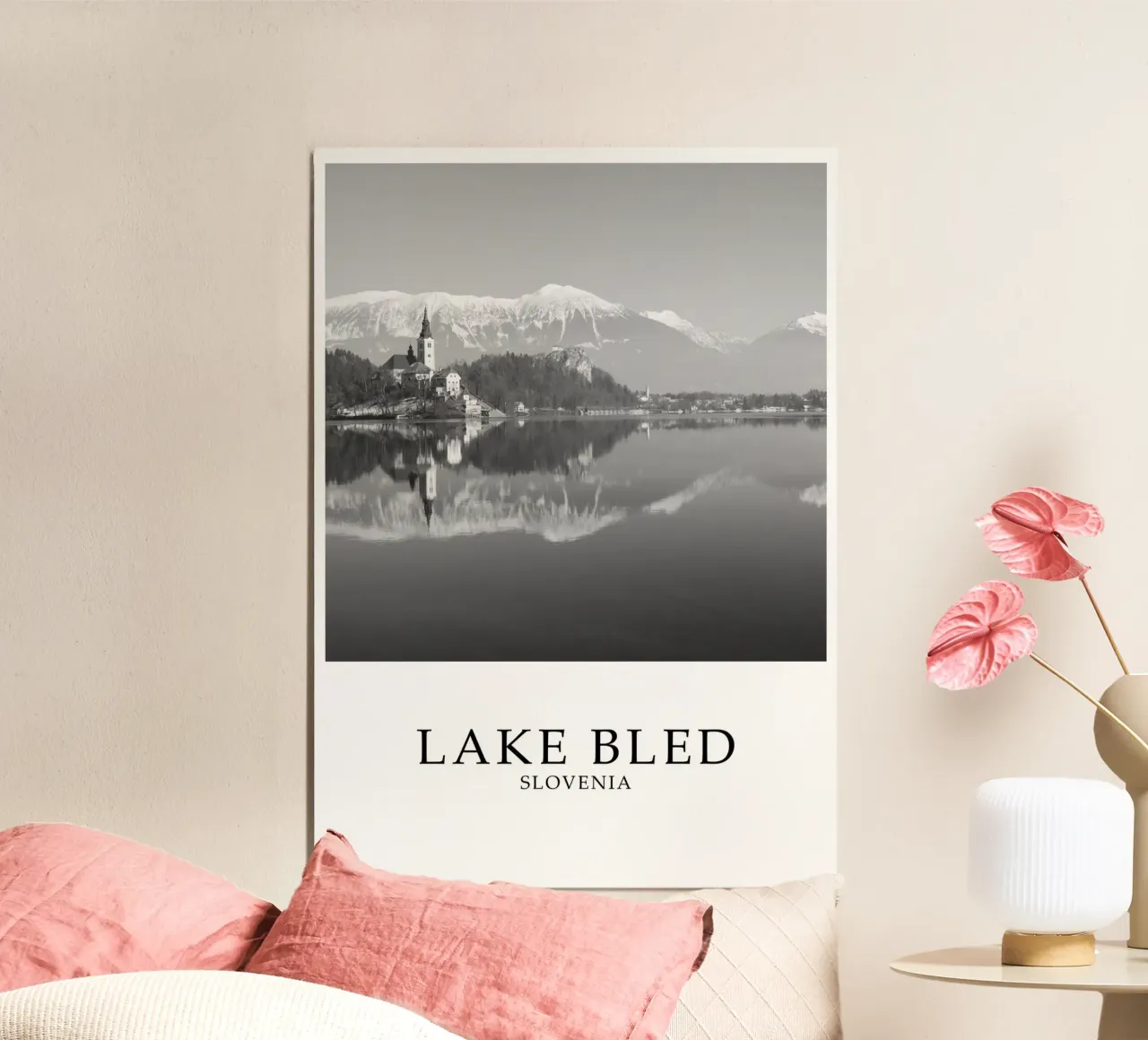 Lake Bled Slovenia Landscape Scene Greyscale poster con telaio in plastica da Charnwood Prints