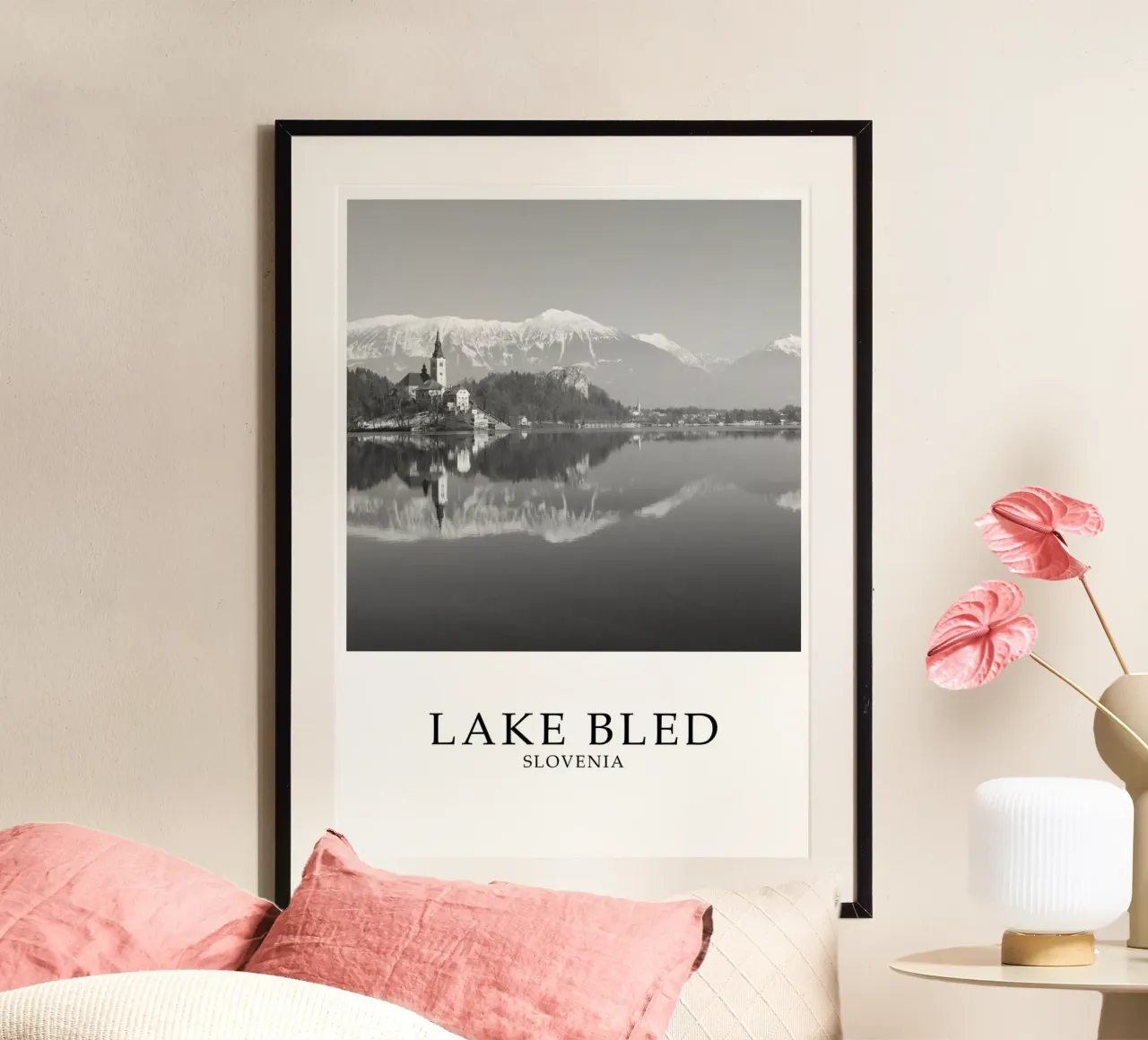 Lake Bled Slovenia Landscape Scene Greyscale poster con telaio in plastica da Charnwood Prints