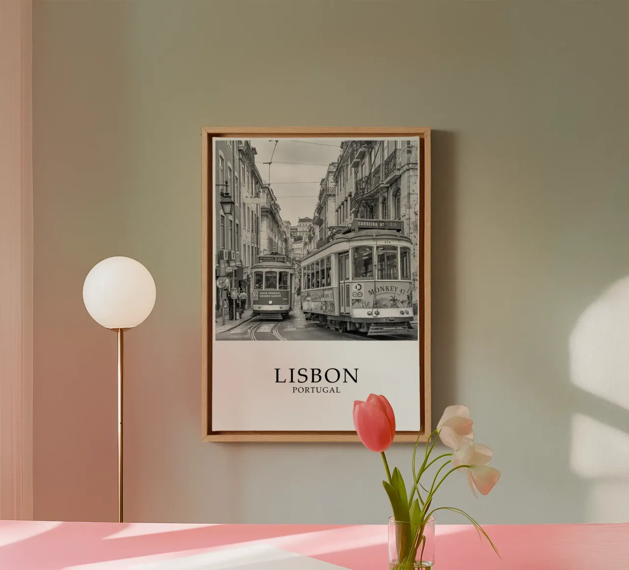 Lisbon Portugal Trams Scene Greyscale tela con Cornice a cassetta da Charnwood Prints