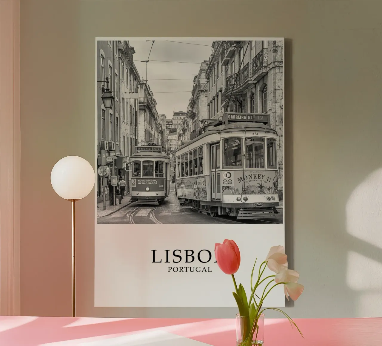 Lisbon Portugal Trams Scene Greyscale tela con Cornice a cassetta da Charnwood Prints