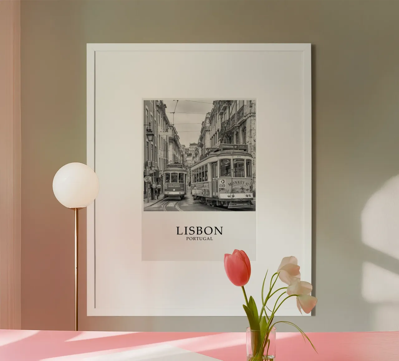 Lisbon Portugal Trams Scene Greyscale poster da Charnwood Prints
