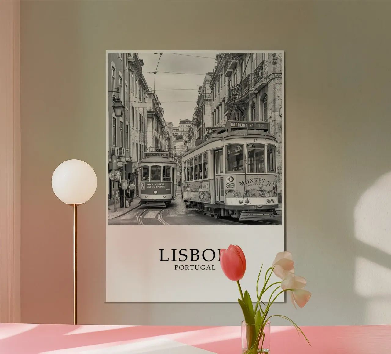 Lisbon Portugal Trams Scene Greyscale poster da Charnwood Prints