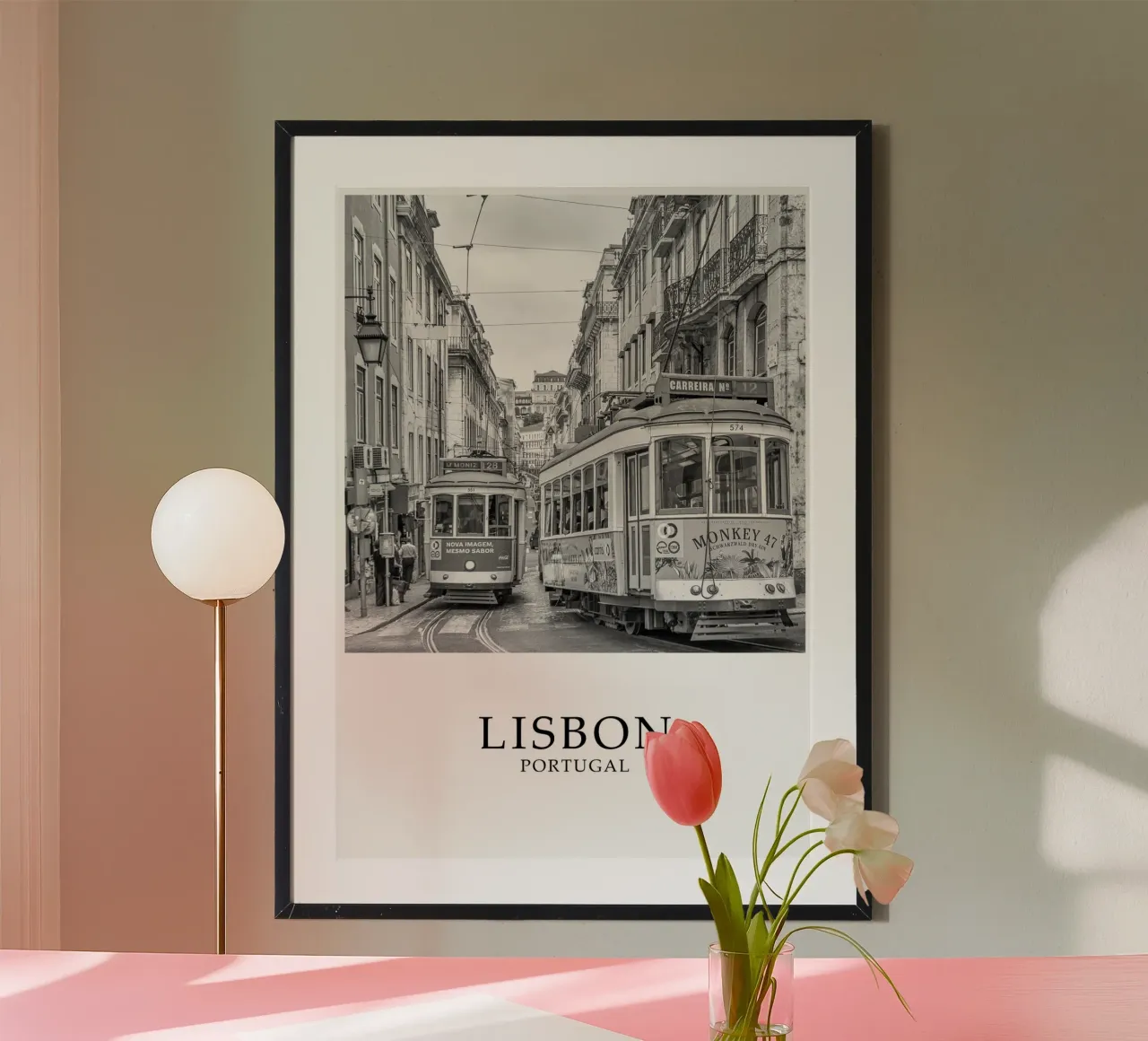 Lisbon Portugal Trams Scene Greyscale poster da Charnwood Prints