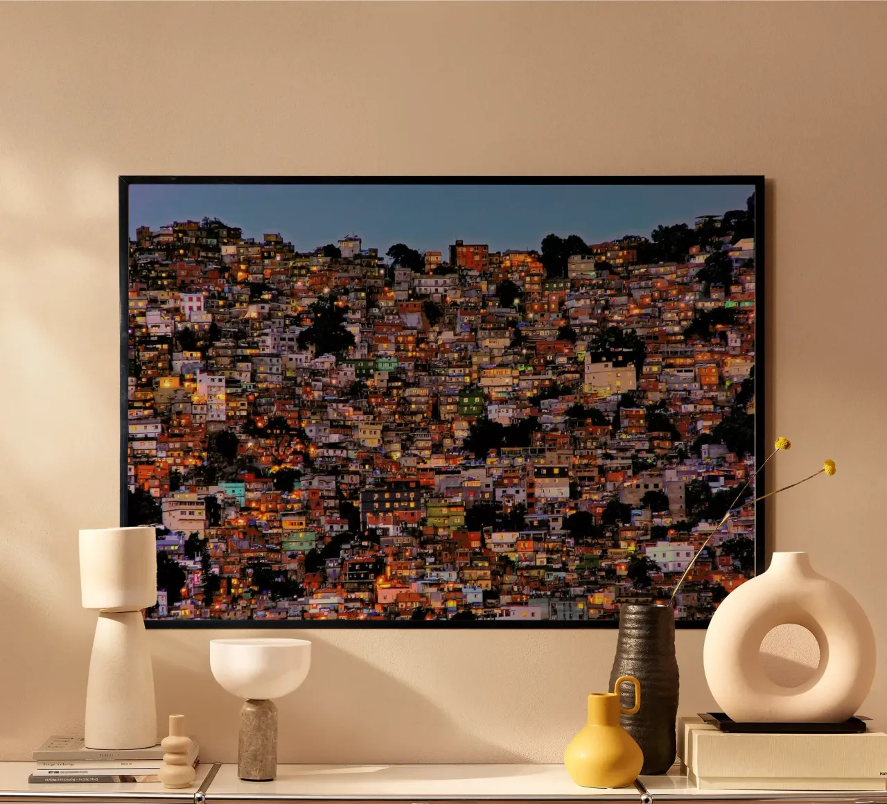Nightfall in the Favela Da Rocinha poster con telaio in alluminio da Pictufy