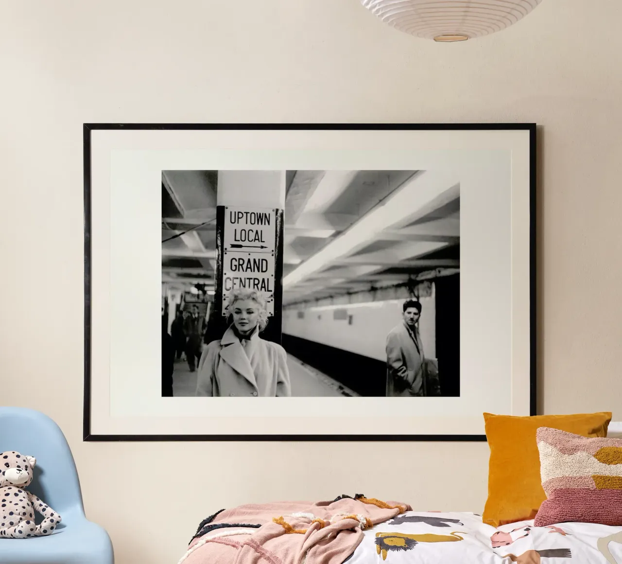 Marilyn Monroe at Grand Central Station, New York 1955 poster con telaio in alluminio da Gallery Print and Art Limited