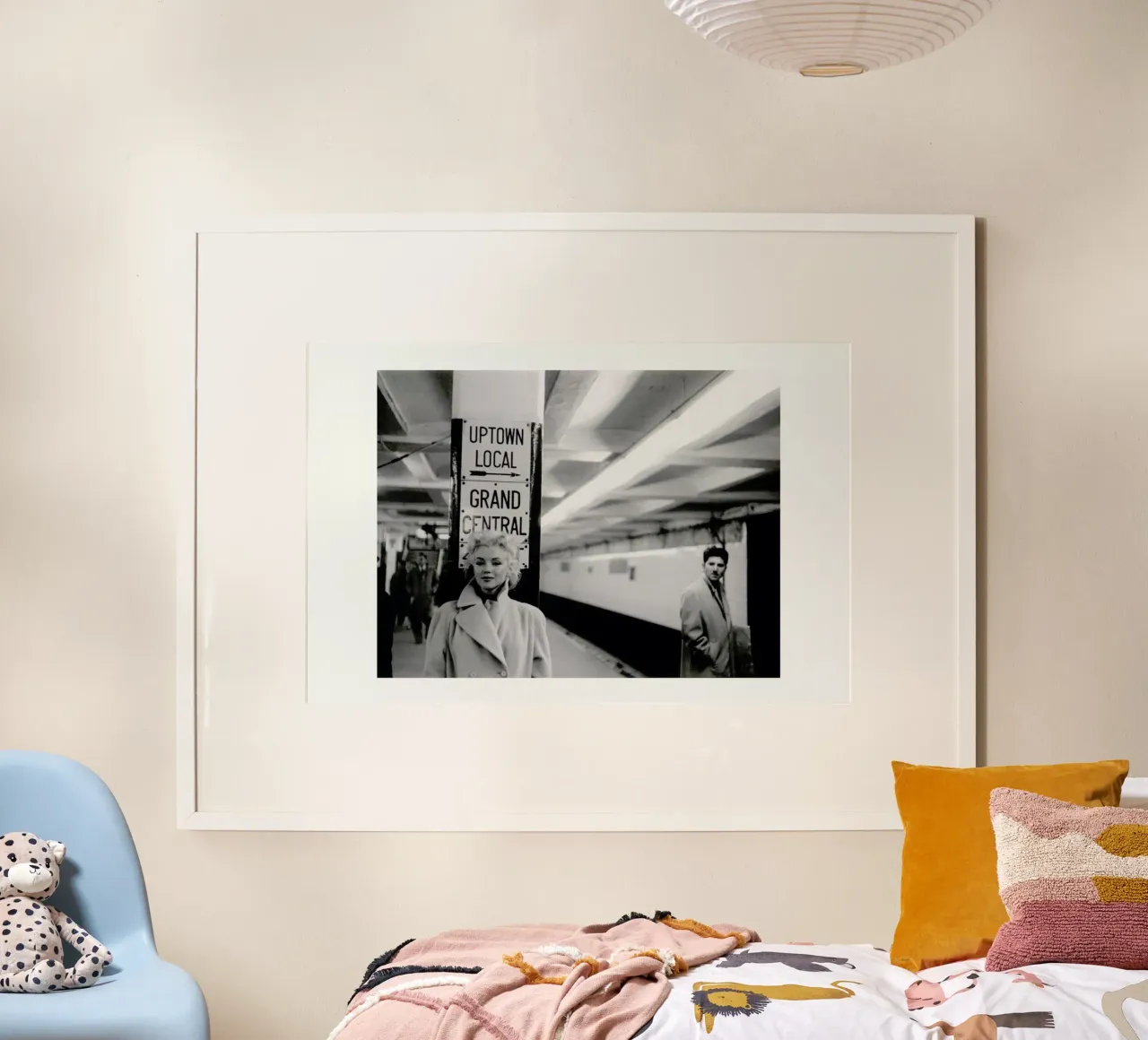 Marilyn Monroe at Grand Central Station, New York 1955 poster con telaio in alluminio da Gallery Print and Art Limited