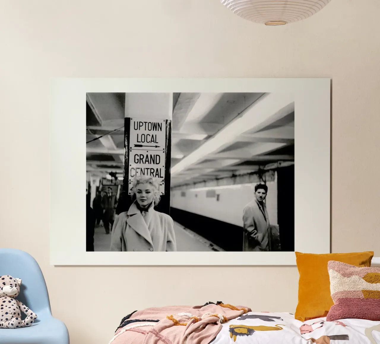 Marilyn Monroe at Grand Central Station, New York 1955 poster con telaio in alluminio da Gallery Print and Art Limited