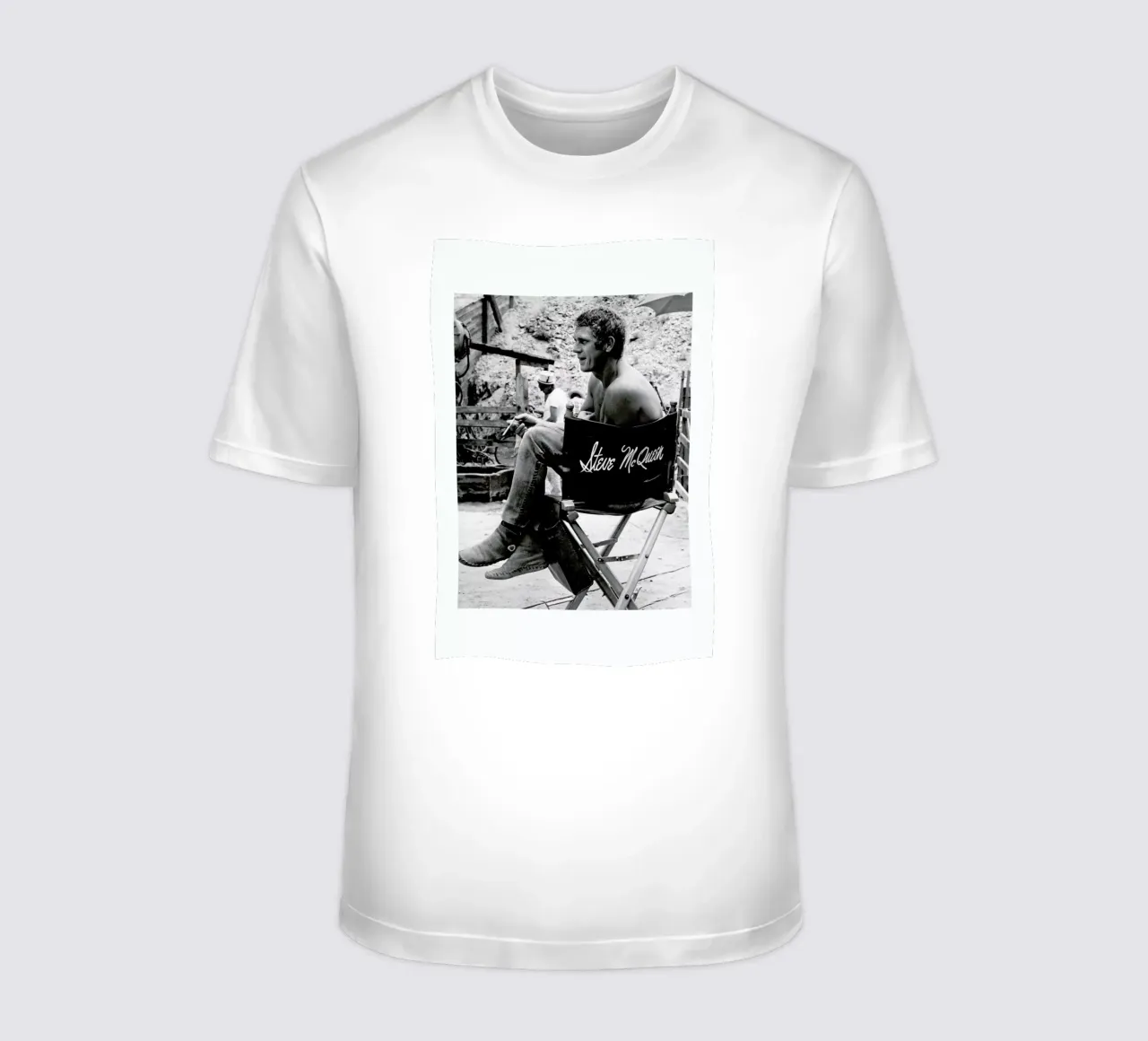 Steve McQueen taking a break, 1966 t-shirt da Gallery Print and Art Limited