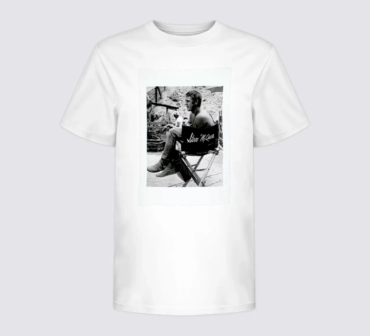 Steve McQueen taking a break, 1966 t-shirt bambini da Gallery Print and Art Limited