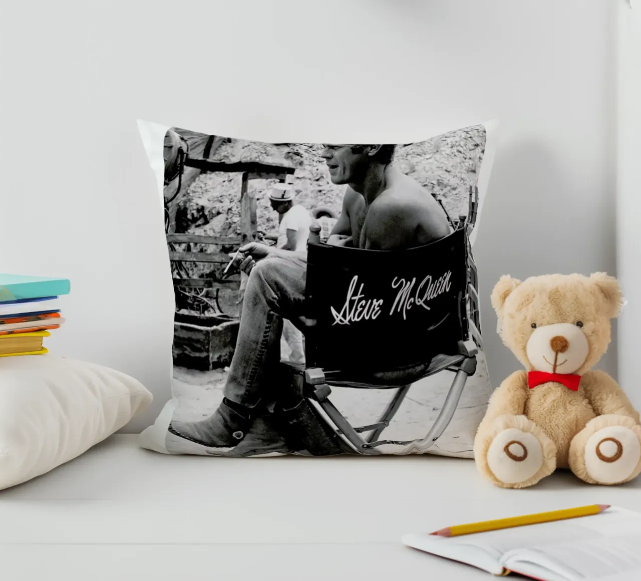 Steve McQueen taking a break, 1966 cuscino da Gallery Print and Art Limited