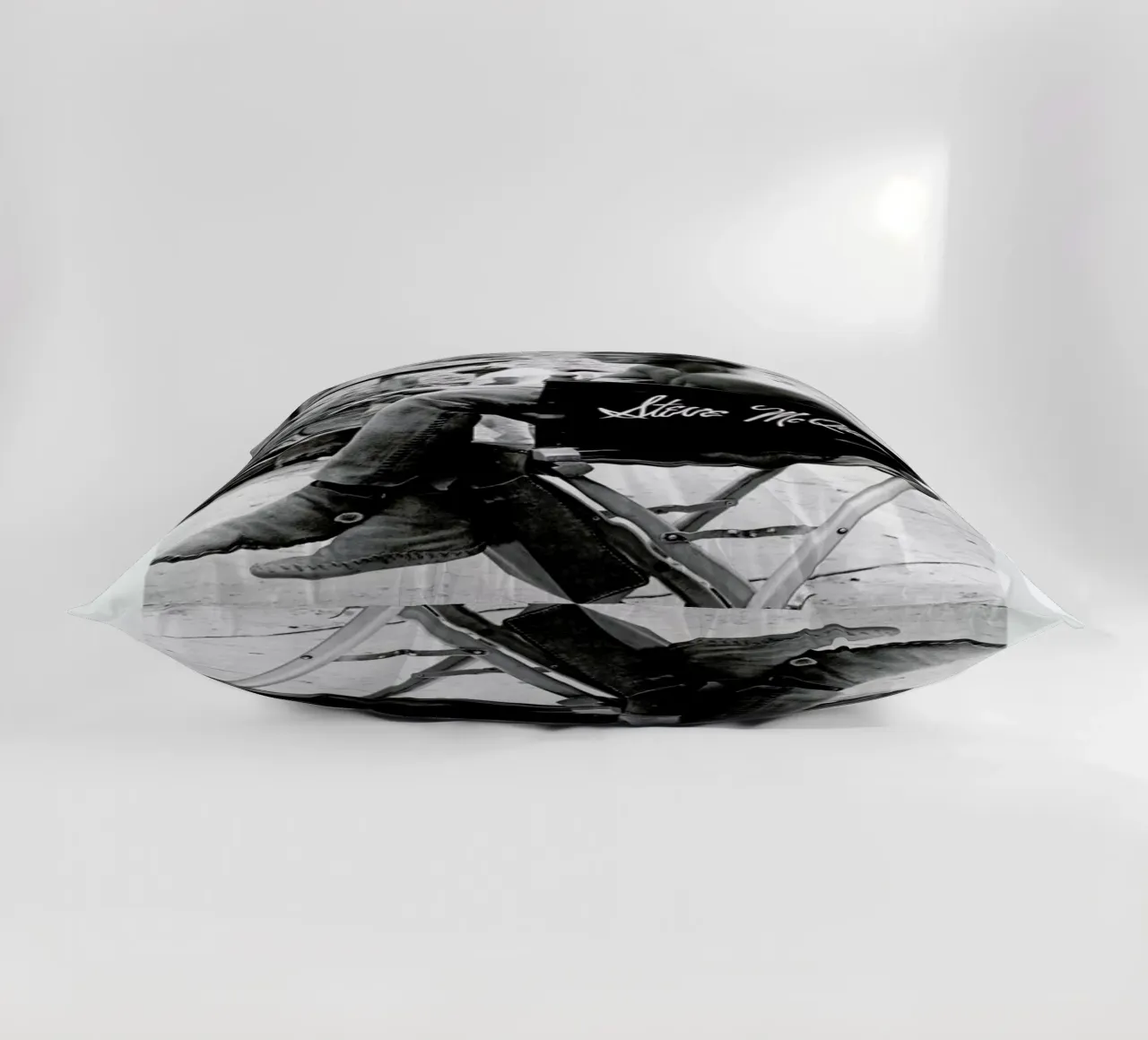 Steve McQueen taking a break, 1966 cuscino da Gallery Print and Art Limited