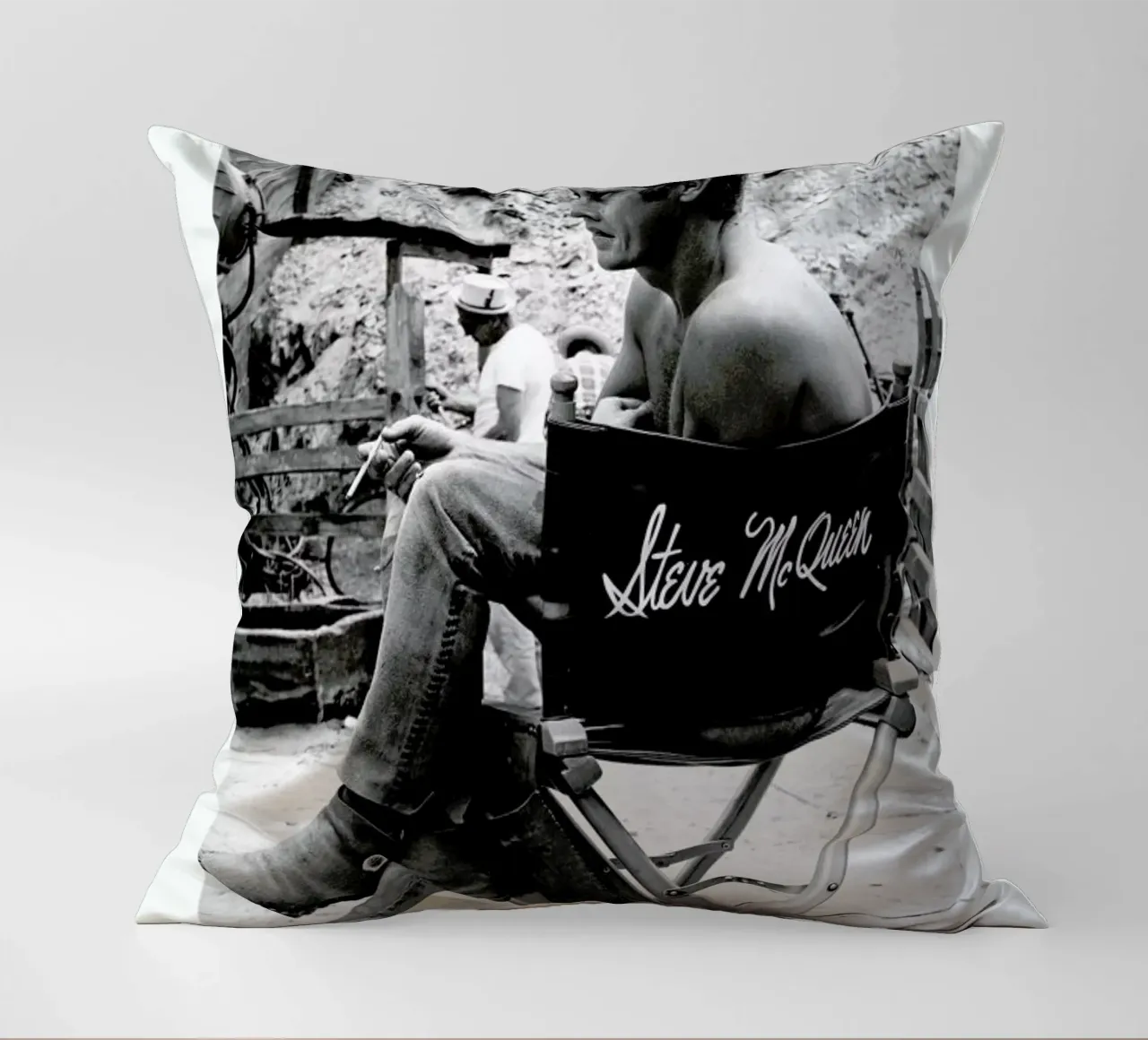 Steve McQueen taking a break, 1966 cuscino da Gallery Print and Art Limited