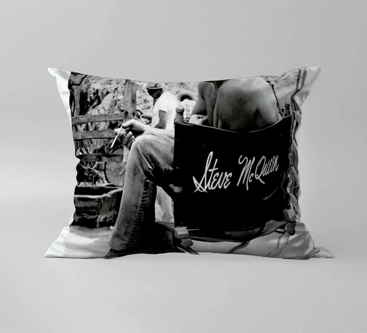 Steve McQueen taking a break, 1966 cuscino da Gallery Print and Art Limited