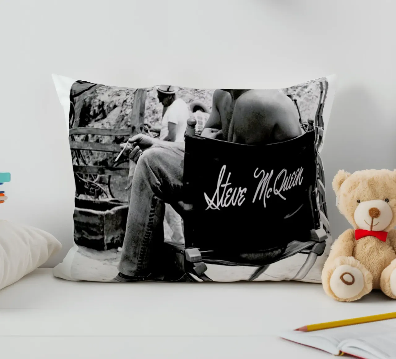 Steve McQueen taking a break, 1966 cuscino da Gallery Print and Art Limited