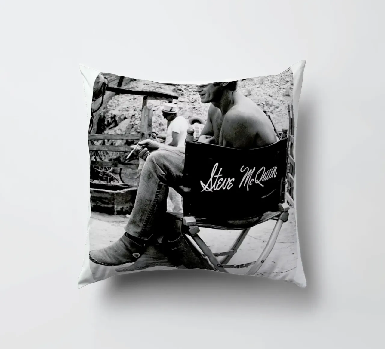 Steve McQueen taking a break, 1966 cuscino da Gallery Print and Art Limited