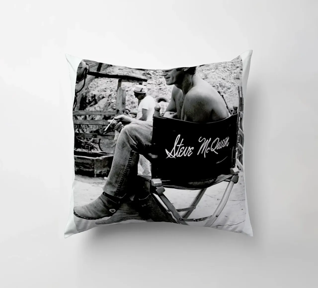 Steve McQueen taking a break, 1966 cuscino da Gallery Print and Art Limited