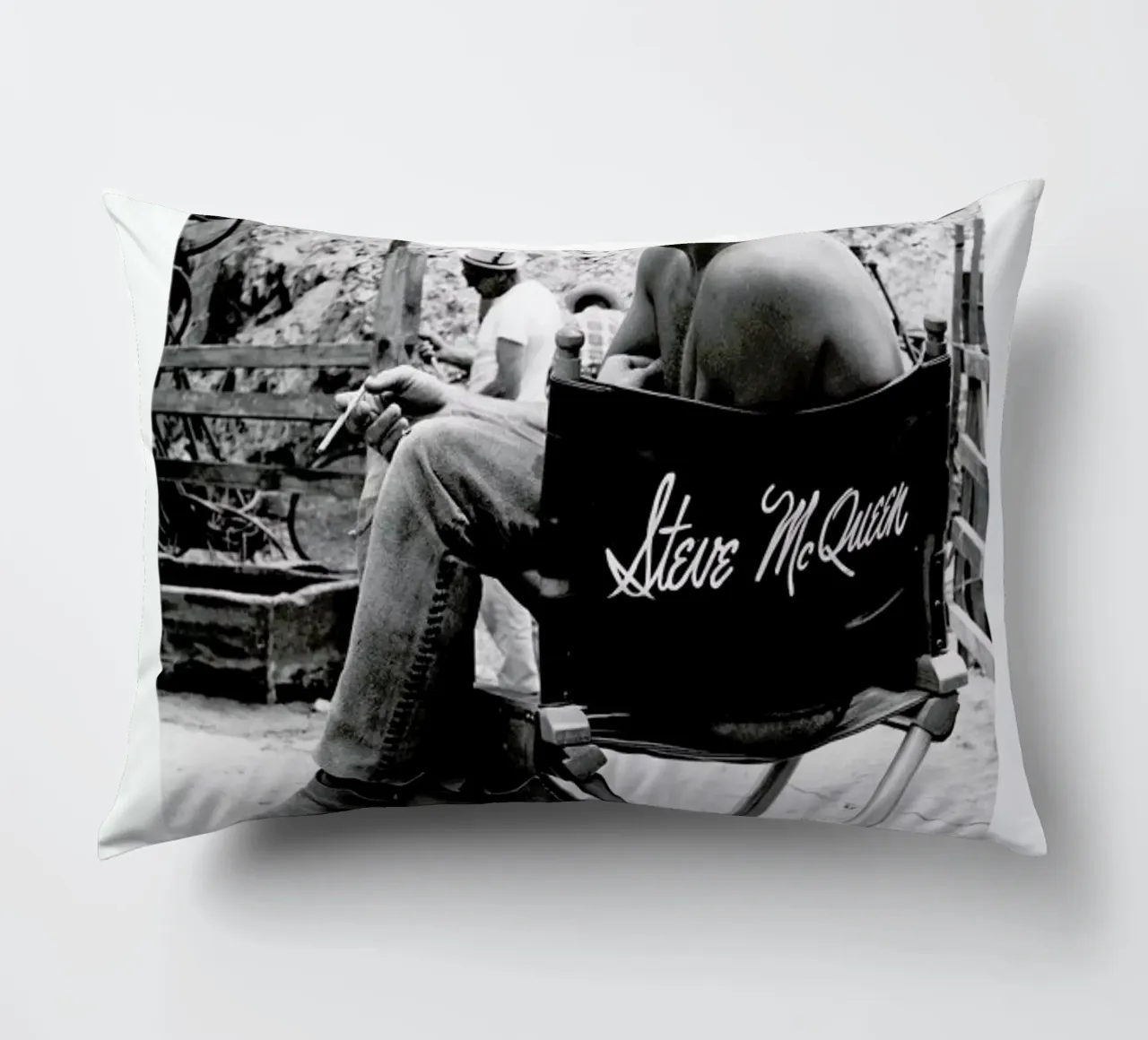Steve McQueen taking a break, 1966 cuscino da Gallery Print and Art Limited