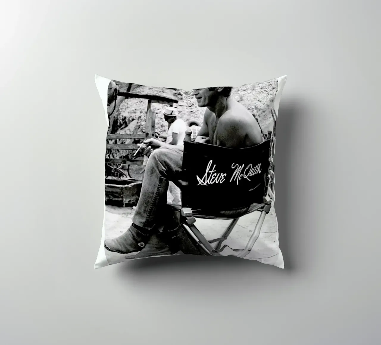 Steve McQueen taking a break, 1966 cuscino da Gallery Print and Art Limited