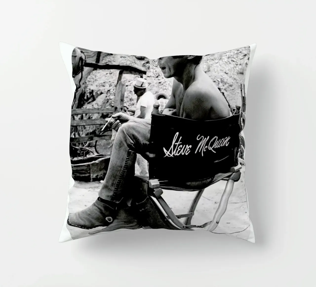 Steve McQueen taking a break, 1966 cuscino da Gallery Print and Art Limited