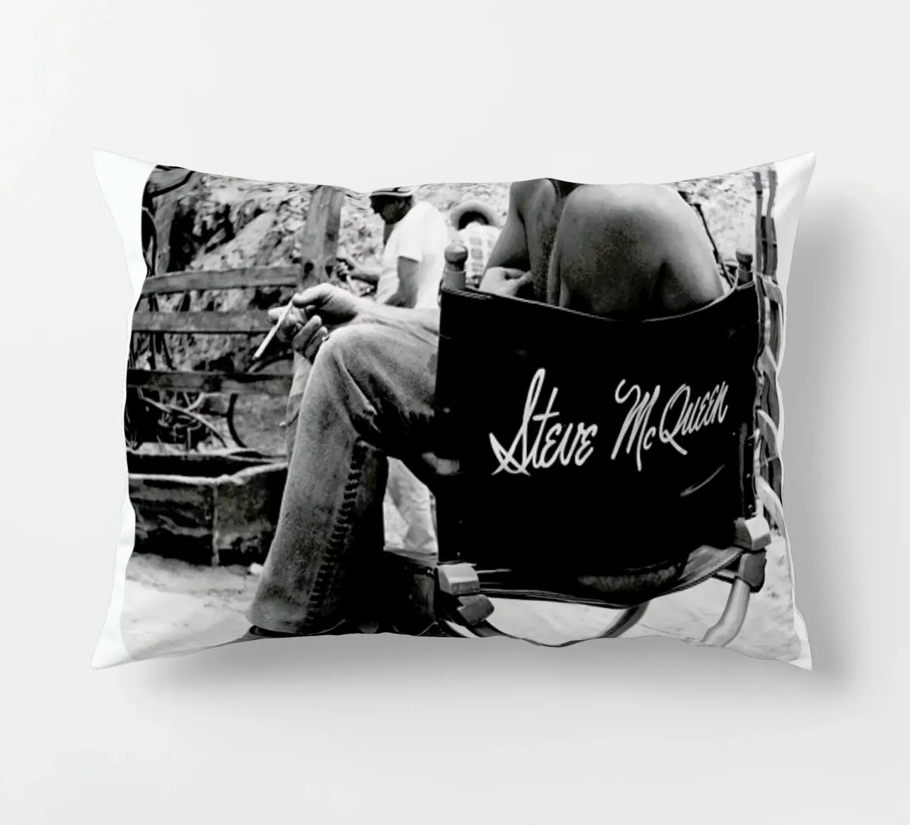 Steve McQueen taking a break, 1966 cuscino da Gallery Print and Art Limited