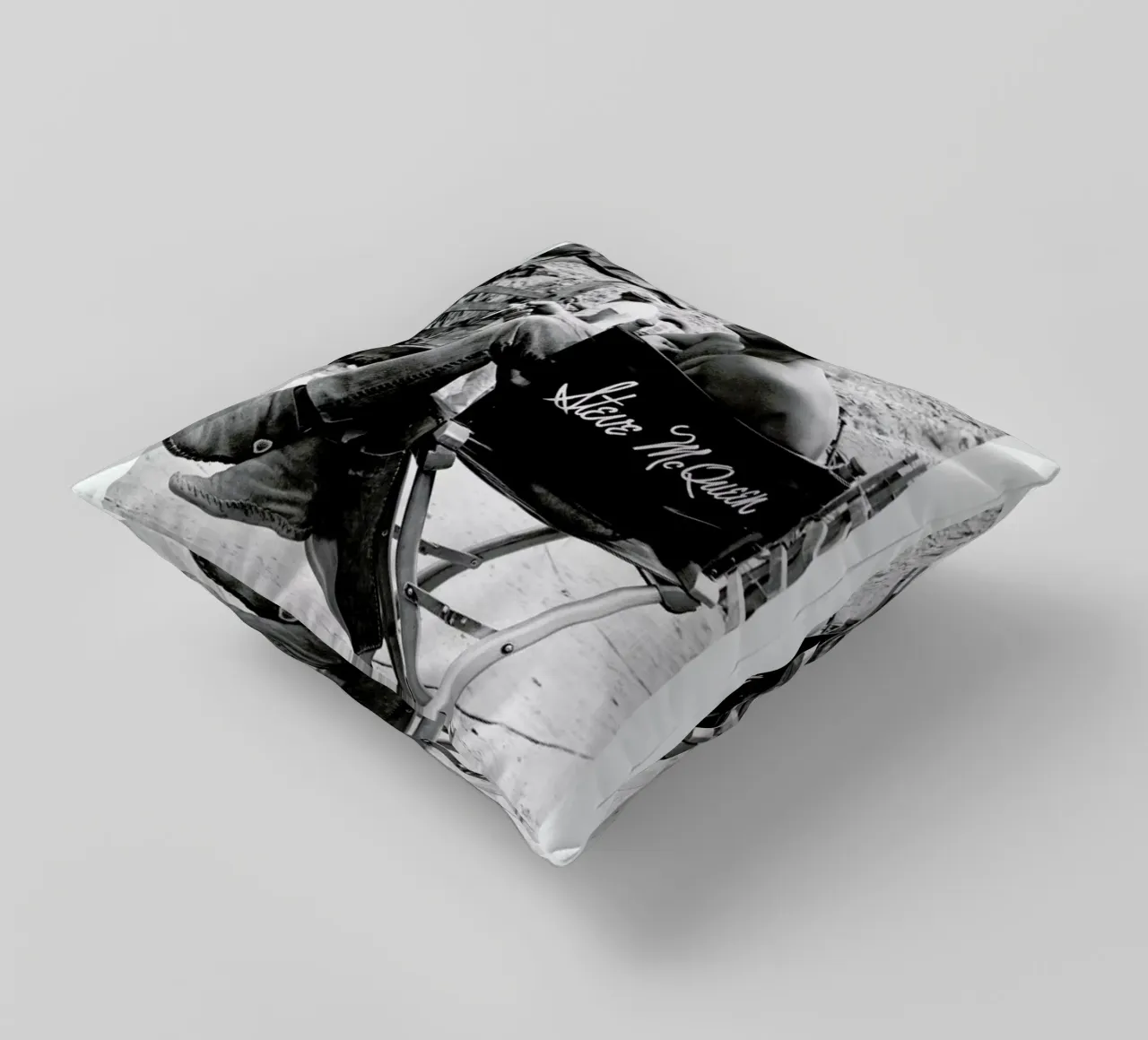 Steve McQueen taking a break, 1966 cuscino da Gallery Print and Art Limited