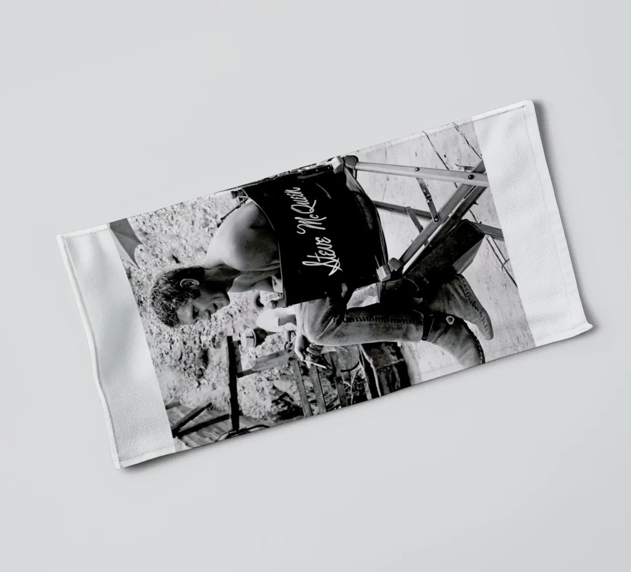 Steve McQueen taking a break, 1966 asciugamano da bagno da Gallery Print and Art Limited