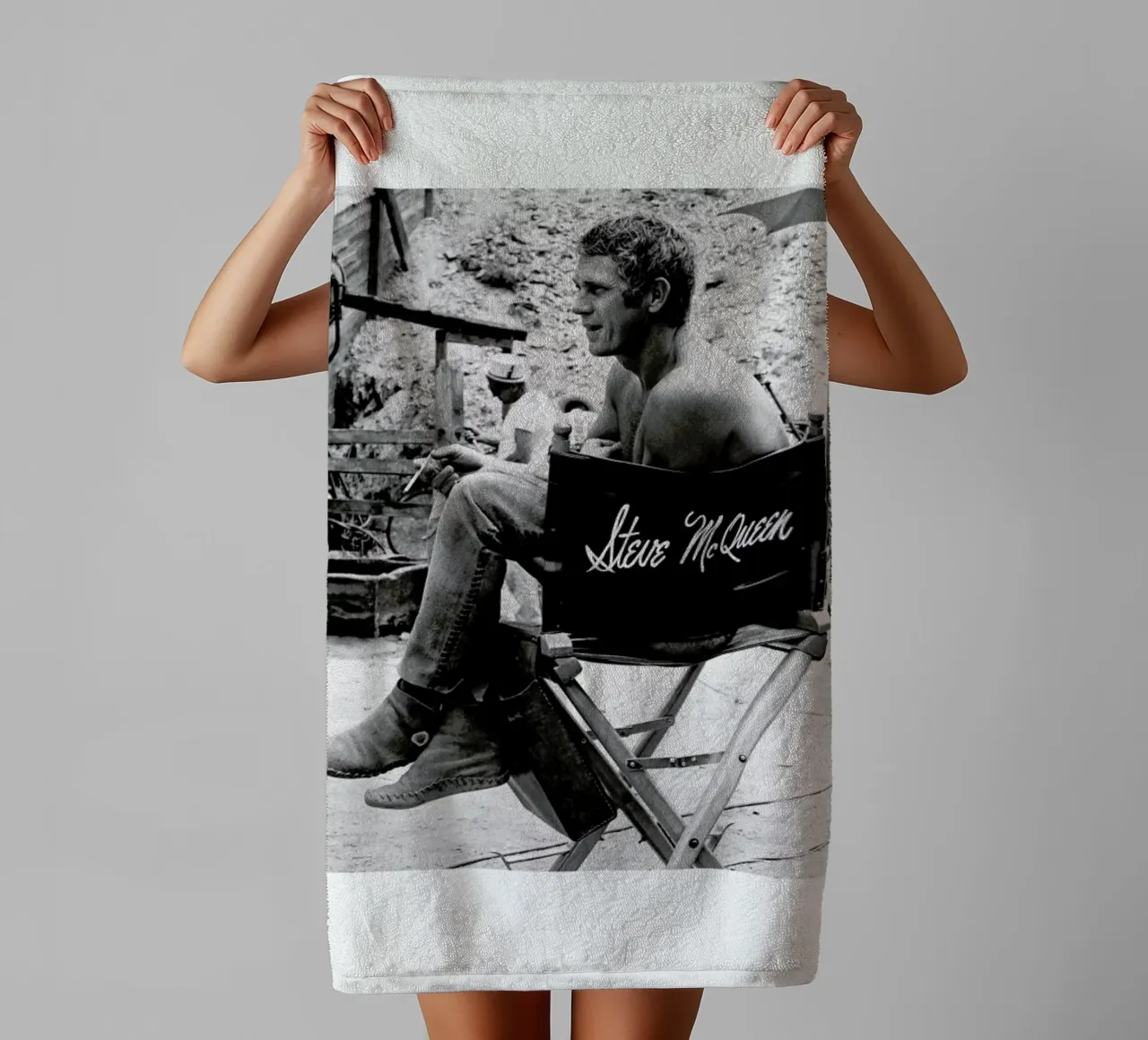 Steve McQueen taking a break, 1966 asciugamano da bagno da Gallery Print and Art Limited